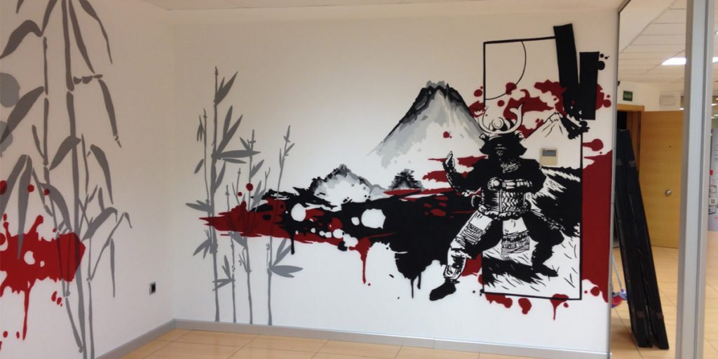 graffiti-de-samurai-en-oficina Mural decorativo japonés en oficina