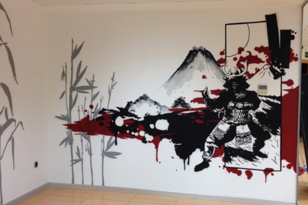 graffiti-de-samurai-en-oficina Mural decorativo japonés en oficina