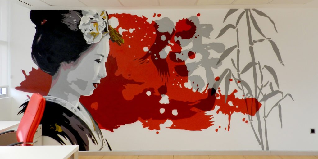 graffiti-de-geisha-en-oficina Graffiti mural de geisha en oficina