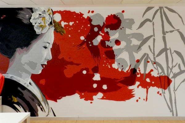 graffiti-de-geisha-en-oficina Graffiti mural de geisha en oficina