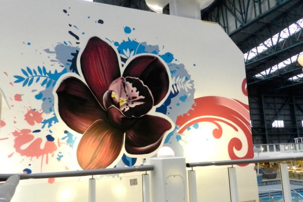 graffiti-de-flor-en-barco Mural de flor en crucero