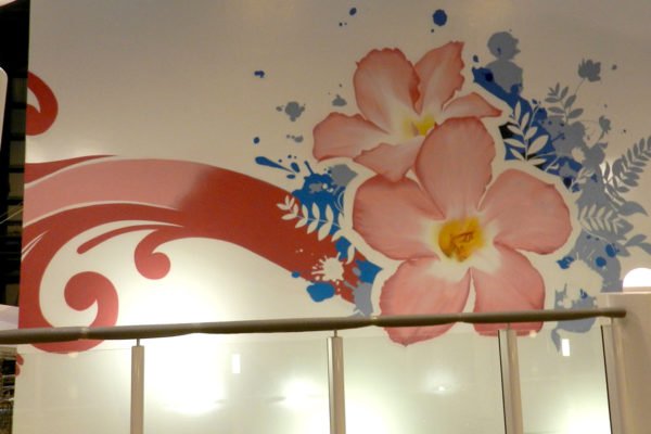 graffiti-de-flores-en-barco Mural con flores en crucero