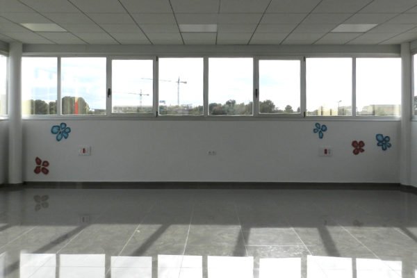 graffiti-de-flores-en-oficina-de-valencia Mural decorativo en oficina de Valencia