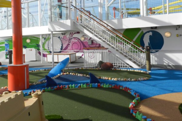 graffiti-mural-en-minigolf-de-crucero Graffiti profesinal en mini golf