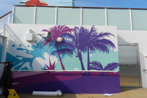 mural-con-palmeras-violetas-en-crucero Mural con palmeras violeta