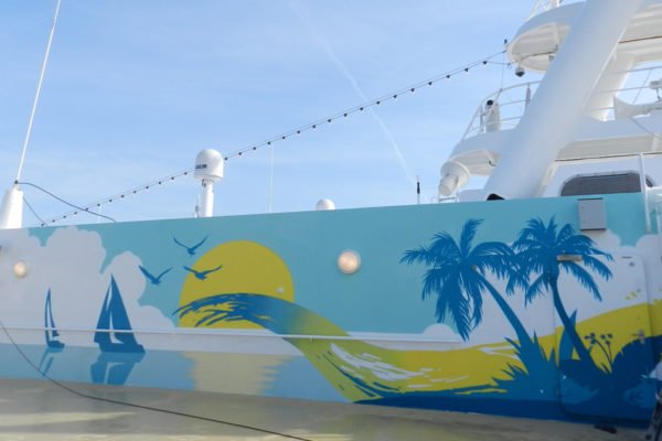 mural-con-palmeras-y-barcos-en-crucero Mural con palmeras y barcas en crucero