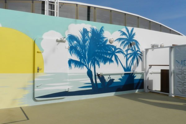 mural-con-palmeras-y-sol-en-barco Mural de playa en crucero
