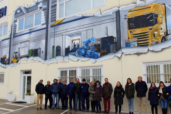 Graffiti en AERZEN Madrid AERZEN Ibérica junto a su trampantojo