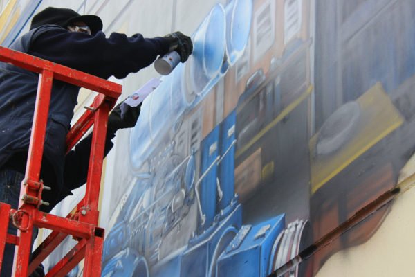 Grafitero profesional en Madrid Grafitero pintando trampantojo de gran tamaño