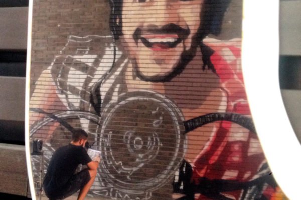 Grafitero en Madrid pintando Grafitero profesional de Madrid