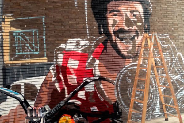 Grafitero profesional trabajando en Madrid Graffiti gigante en proceso en Madrid