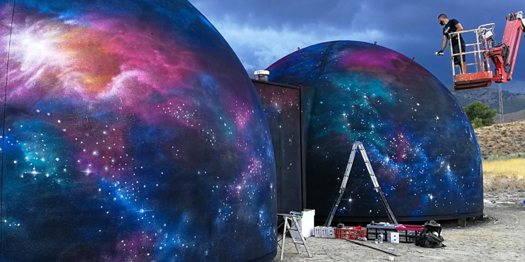 Graffiti-profesional-de-paisaje-espacial Pintando graffiti en planetario