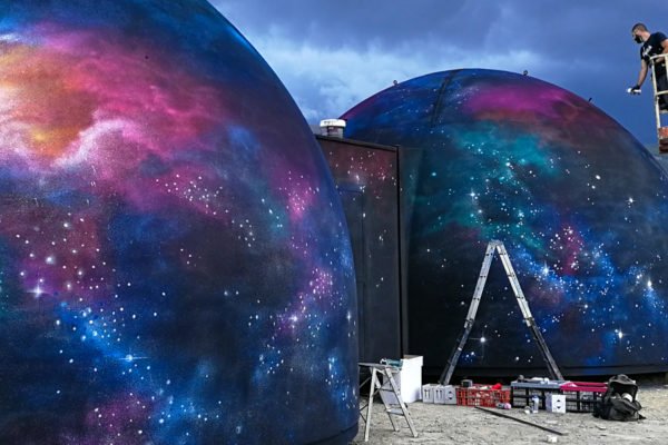 Graffiti-profesional-de-paisaje-espacial Pintando graffiti en planetario