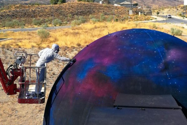 Mural-paisaje-espacial-en-planetario Graffiti profesional del espacio en el exterior de un planetario