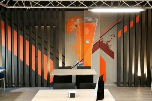 Graffiti-restaurante-oficina-pic4 Graffiti de zumo de naranja con estilo industrial en Madrid.