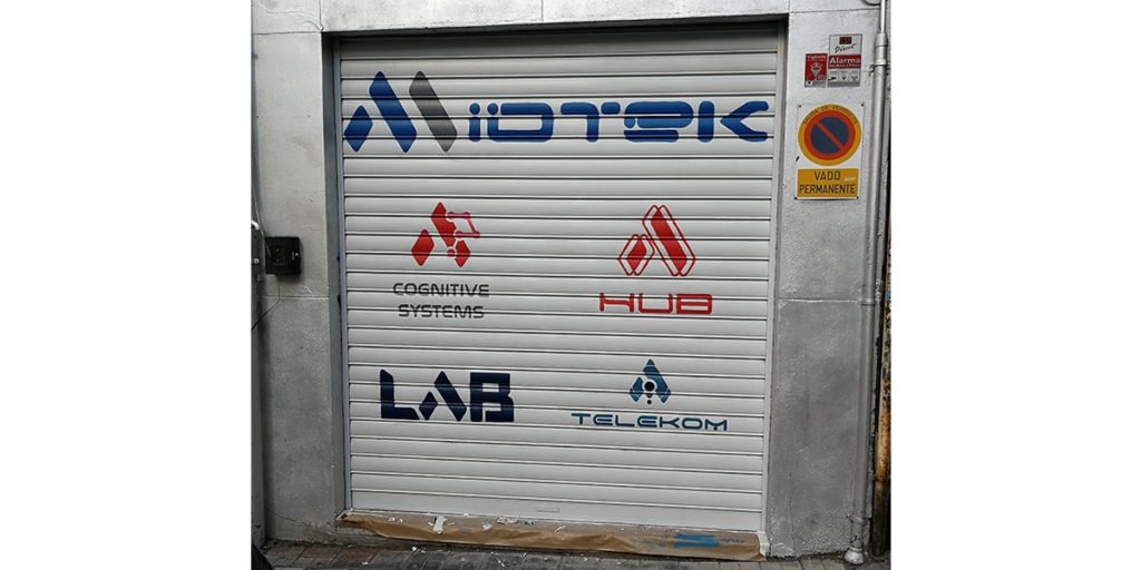 Graffiti-con-logotipos-en-cierre-de-Madrid Graffiti con logotipos en cierre de Madrid.
