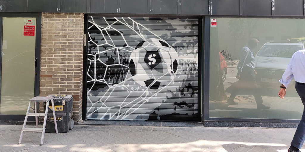 Graffiti-de-fútbol-en-cierre-metálico-en-Madrid Graffiti de fútbol en cierre metálico en Madrid.