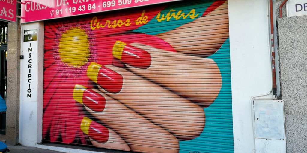 Graffiti-de-uñas-en-cierre-de-Madrid Graffiti de uñas en cierre de Madrid.