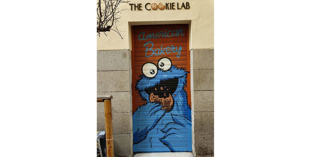 Graffiti-del-monstruo-de-las-galletas-en-Chueca Graffiti de monstruo de las galletas en Chueca.