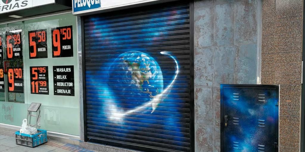 Graffiti-del-universo-y-planeta-Tierra-en-cierre Graffiti del universo y planeta Tierra en cierre.