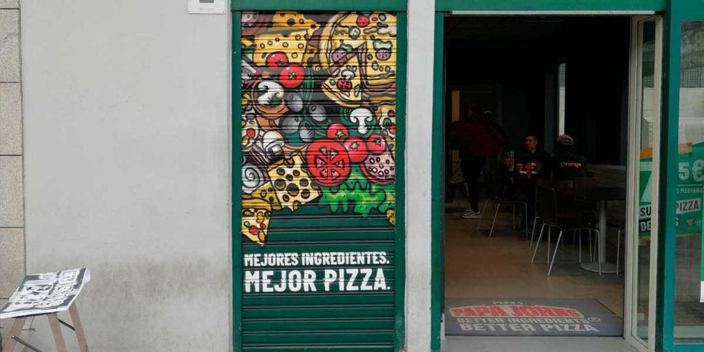 Graffiti-en-cierre-de-Papa-Johns Graffiti en cierre de pizzería Papa Johns en Madrid