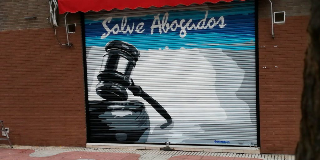 Graffiti-en-cierre-de-abogados-en-Madrid Graffiti en cierre de abogados en Madrid.
