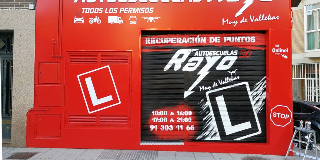 Graffiti-en-cierre-de-autoescuela-en-Vallecas Graffiti en cierre de autoescuelas en Vallecas.