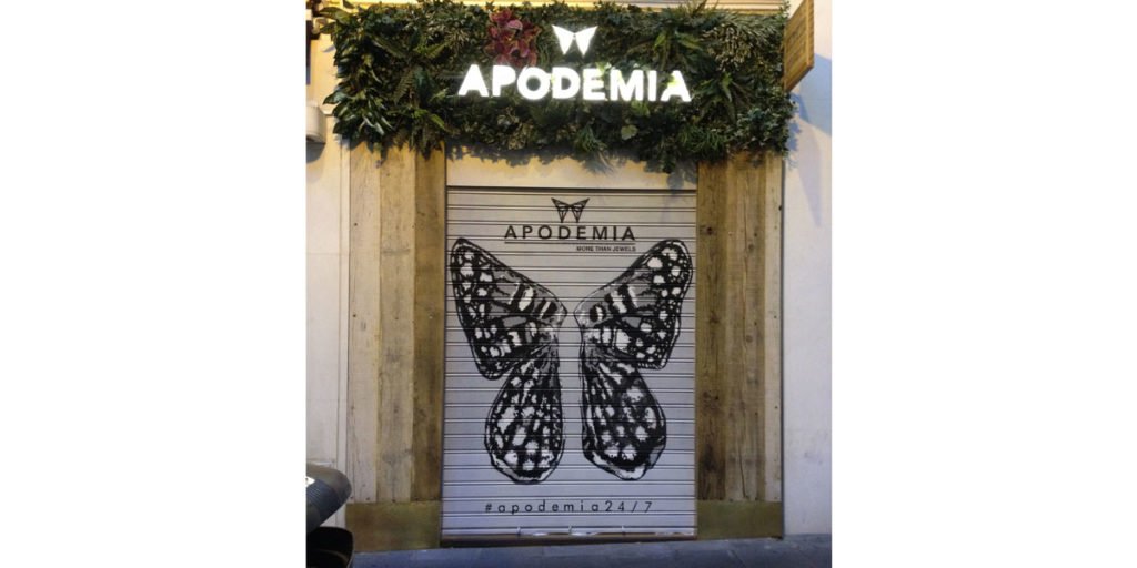 Graffiti de mariposa en joyería de Madrid