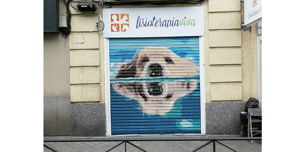 Graffiti-en-cierre-de-local-de-mascotas-en-Madrid Graffiti en local de mascotas en Madrid