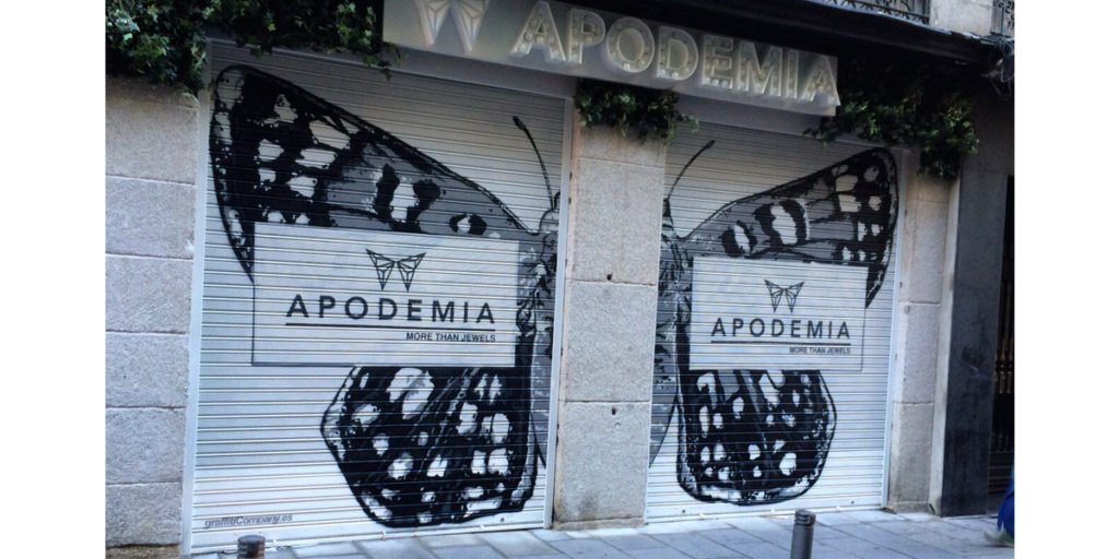 Graffiti-en-cierre-joyeria-Apodemia-Mariposa-Madrid Graffiti en cierre de joyería Apodemia con mariposa en Chueca