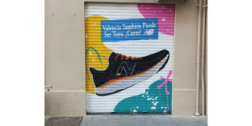 Graffiti en cierre para New Balance en Valencia