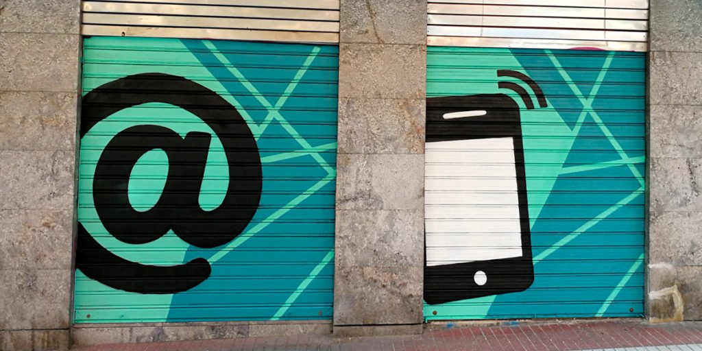 Graffiti-en-cierre-tienda-de-moviles-de-Madrid Graffiti en cierre de tienda de móviles de Madrid