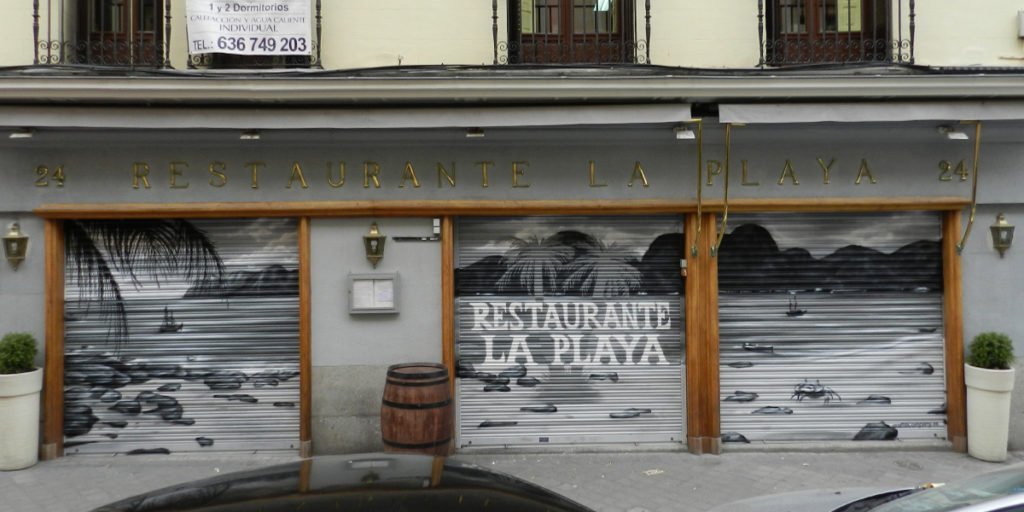 Graffiti-en-cierres-restaurante-la-playa-Madrid Graffiti en los cierres del restaurante La Playa en Madrid