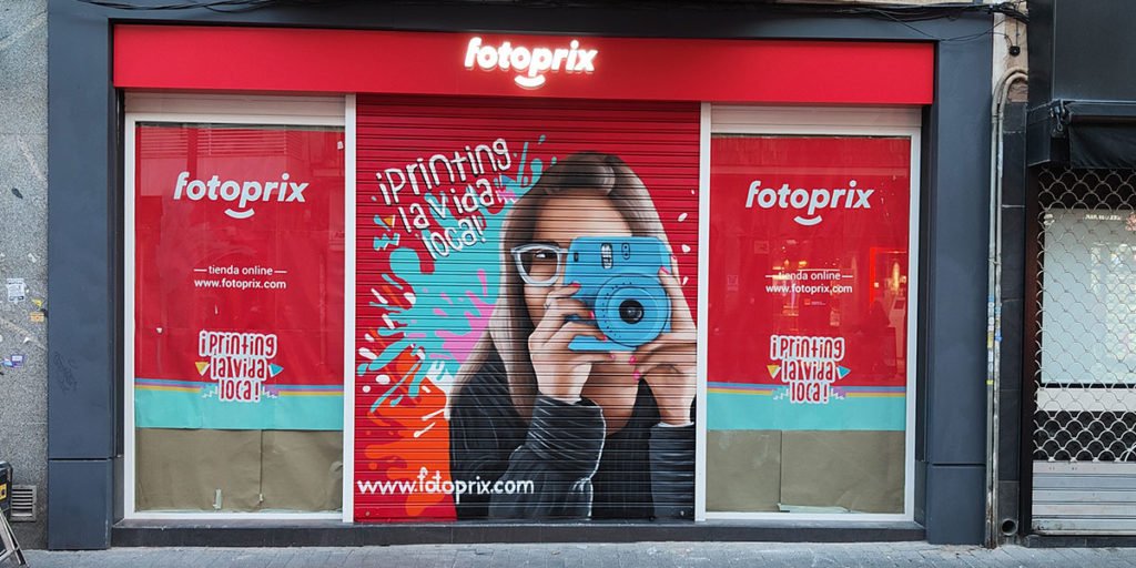 Graffiti-en-local-de-Fotoprix-en-Madrid Graffiti en el local de Fotoprix de Madrid