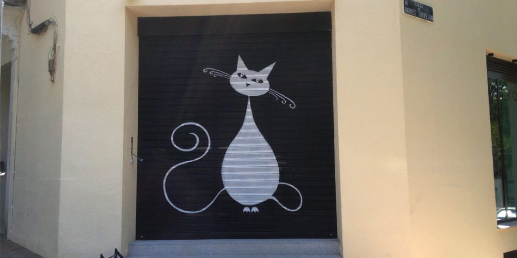 Graffiti-en-persiana-clinica-veterinaria-Gattos-Madrid Graffiti en persiana de clínica veterinaria en Atocha