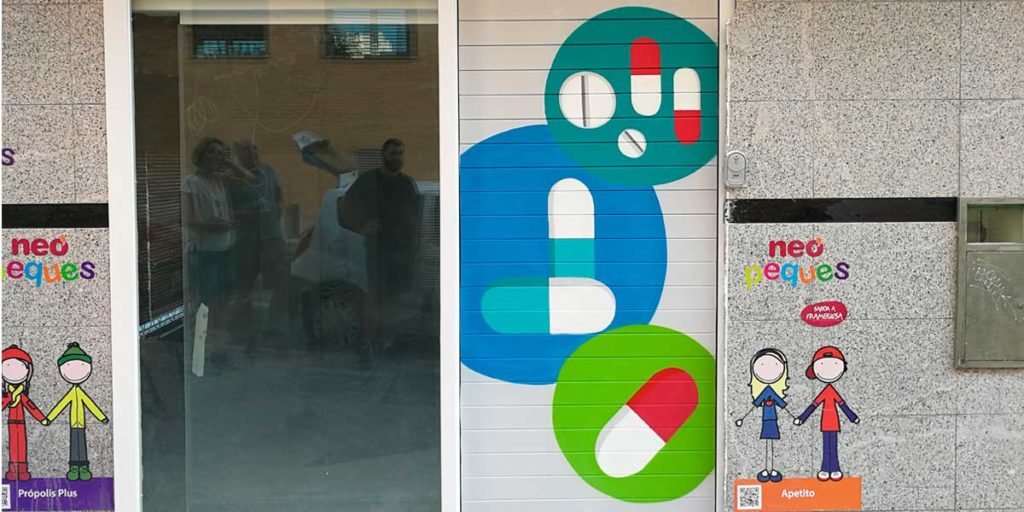 Graffiti-en-persiana-de-farmacia-Madrid Graffiti en persiana de farmacia en Madrid Central