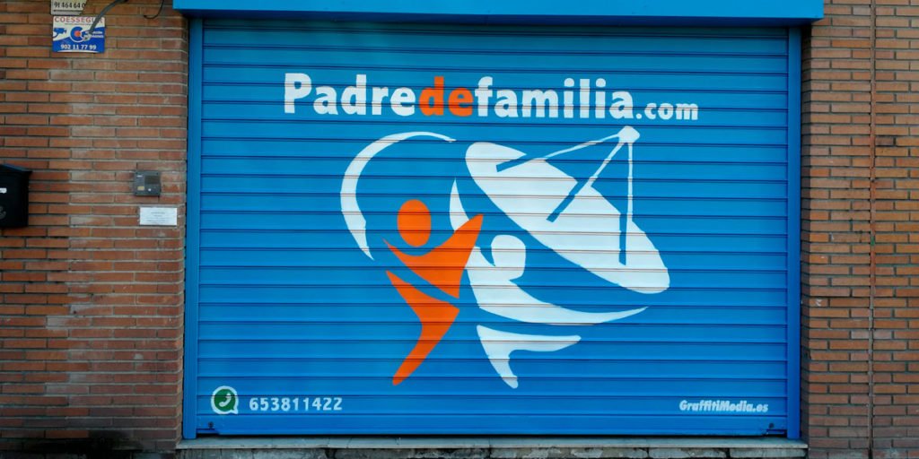 Graffiti-en-persiana-de-tienda-de-Madrid Graffiti en persiana de tienda de Madrid