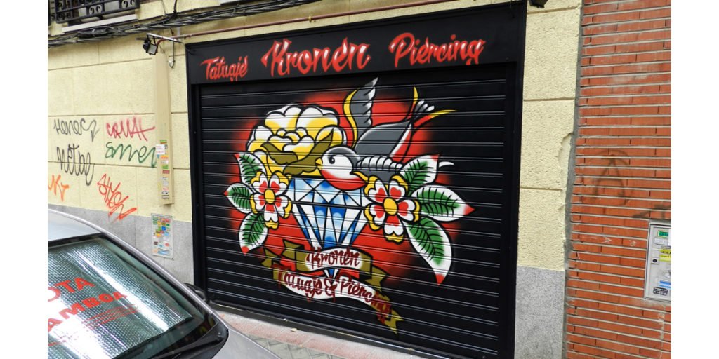 Graffiti-en-persiana-estudio-tatuaje-Vallecas-Madrid Graffiti en persiana de estudio de tatuajes en Vallecas