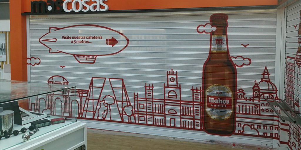 Graffiti en persiana metálica con cerveza