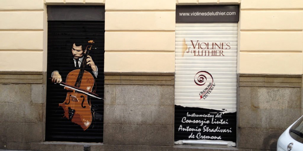 Graffiti-en-persiana-violines-de-luthier-Madrid Graffiti en persiana de Violines de Luthier en Madrid