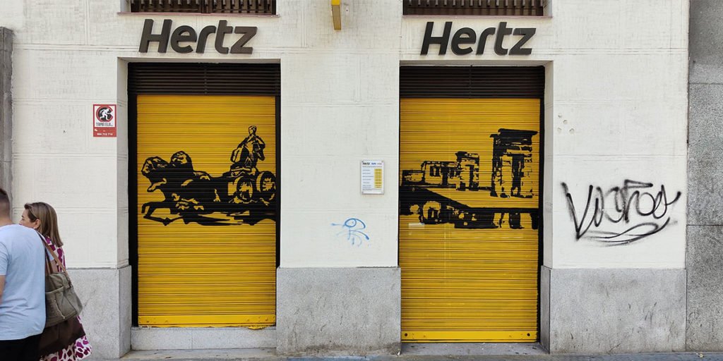 Graffiti-en-persianas-de-local-de-Hertz-en-Madrid Graffiti en persianas de local de Hertz en Madrid