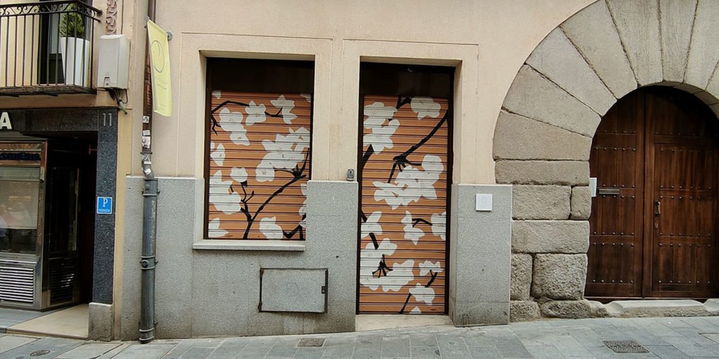 Graffiti-en-persianas-de-local-de-Yoga-en-Segovia Graffiti en persianas de local de yoga en Segovia