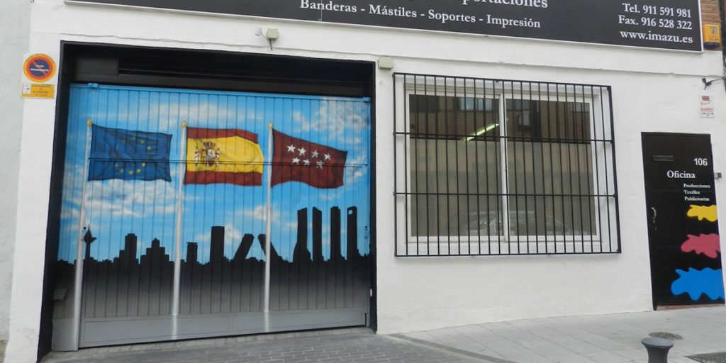 Graffiti en puerta metálica de Alcobendas