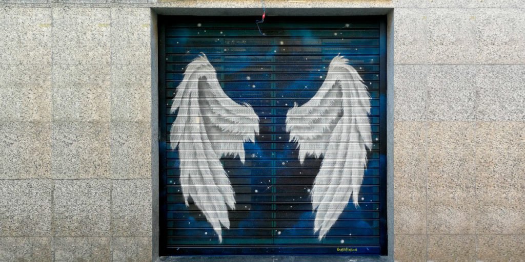 Graffiti mural con alas para selfie en cierre