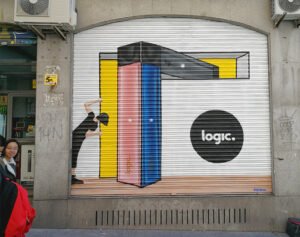Graffiti en cierre de estanco de Madrid 2