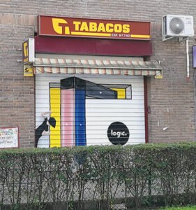Graffiti en cierre de estanco de Madrid 3
