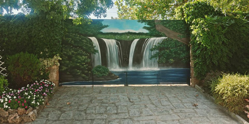 Mural de paisaje con cascada en patio