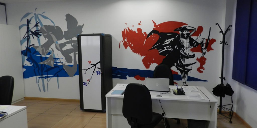 Decoración-original-con-mural-de-samurai-en-oficina Decoración original con mural de samurái en oficina