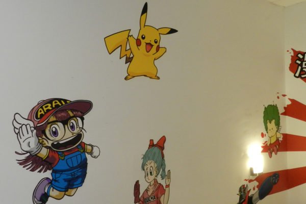 Graffiti-Arale-Pikachu-Bulma-en-oficina Graffiti de Arale, Pikachu y Bulma en oficina