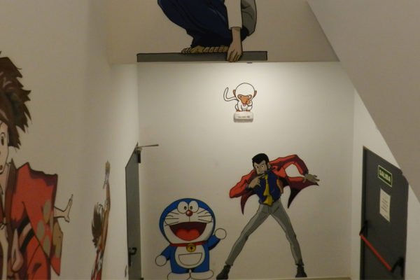 Graffiti-Doraemon-en-oficina Graffiti de Doraemon y Lupin en oficina